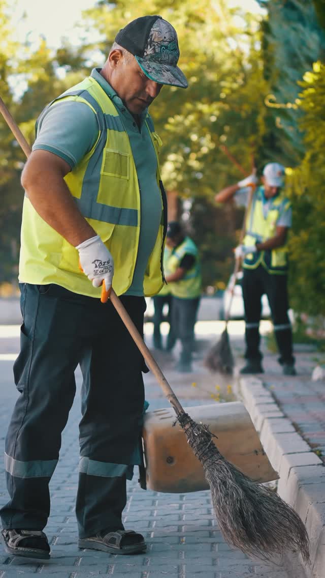 Afyonkarahisar Belediyesi, Temizlik Çalışmalarıyla Şehre Yeni Bir Soluk Getiriyor