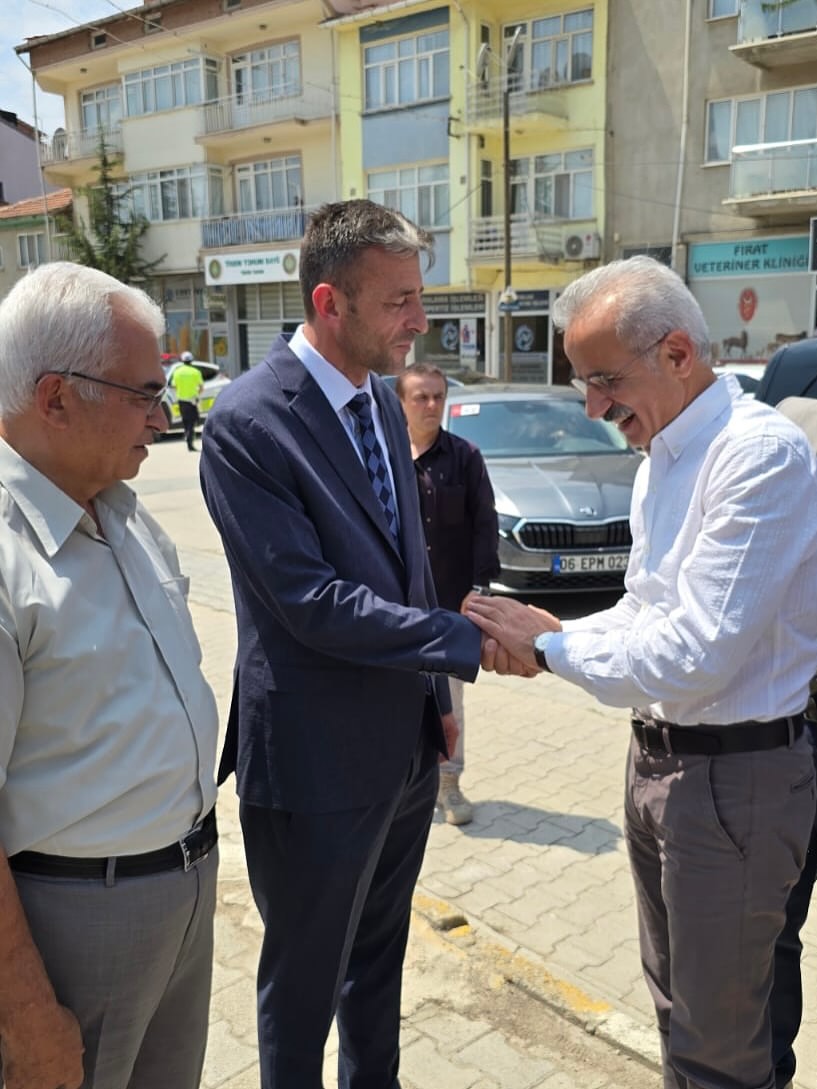 Ulaştırma Bakanı Uraloğlu, Sinanpaşa'yı Ziyaret Etti