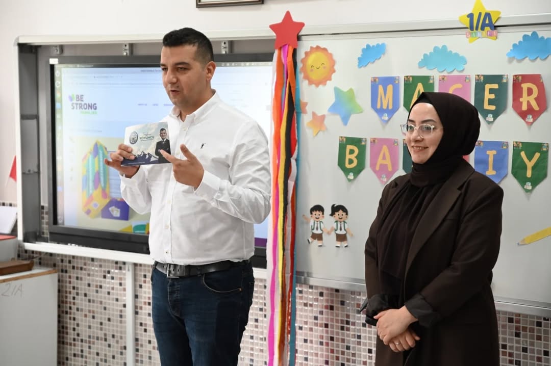 Emirdağ Belediyesi Minik Öğrencilere Hediye Verdi
