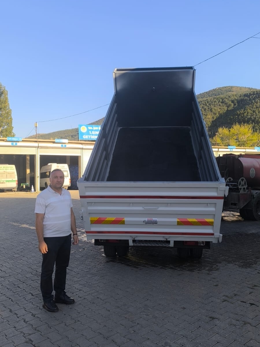 Çay Belediyesi Araç Filosunu Güçlendirdi: Yeni Damperli Kasa Aracı Hizmete Girdi