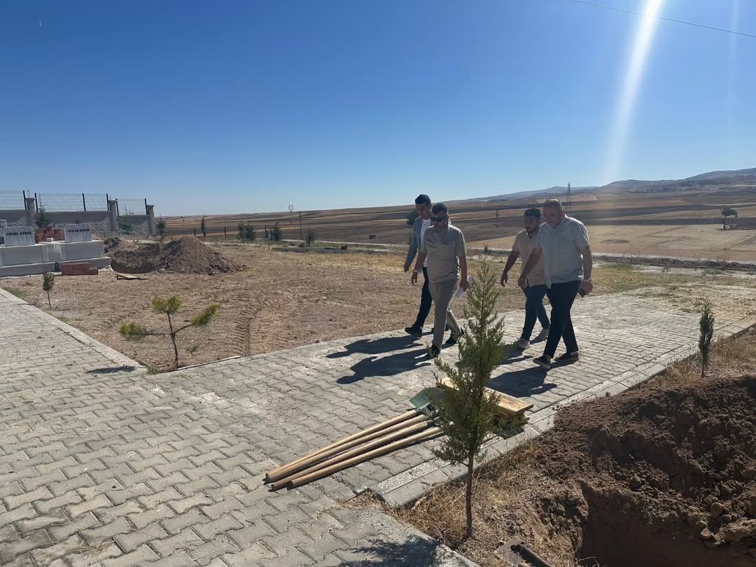 Emirdağ Belediyesi Karacaören Kabristanlığı'nda Düzenleme Çalışmaları Sürüyor