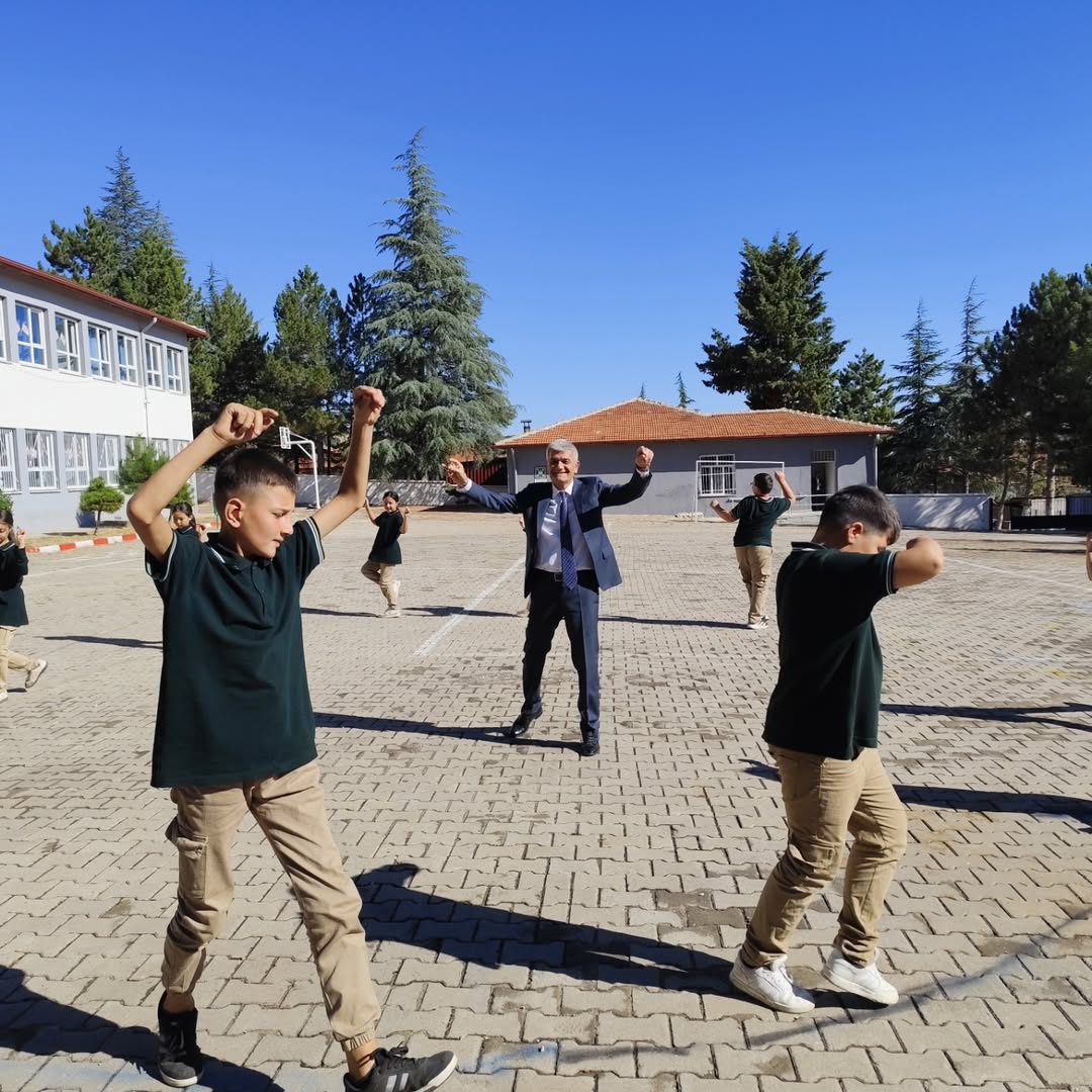 Afyonkarahisar Kızılören Belediyesi Öğrencilere İkramda Bulundu