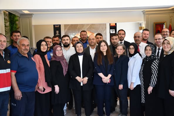 İscehisar Belediye Başkanı Seyhan Kılınçarslan'a Personelinden Doğum Günü Sürprizi