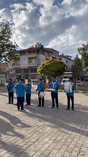 Dinar Belediyesi Çalışanları İstiklal Marşı ile Haftaya Başladı