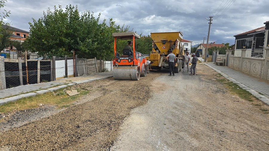 Bolvadin'de Yol Yapım Çalışmaları Hız Kesmeden Devam Ediyor