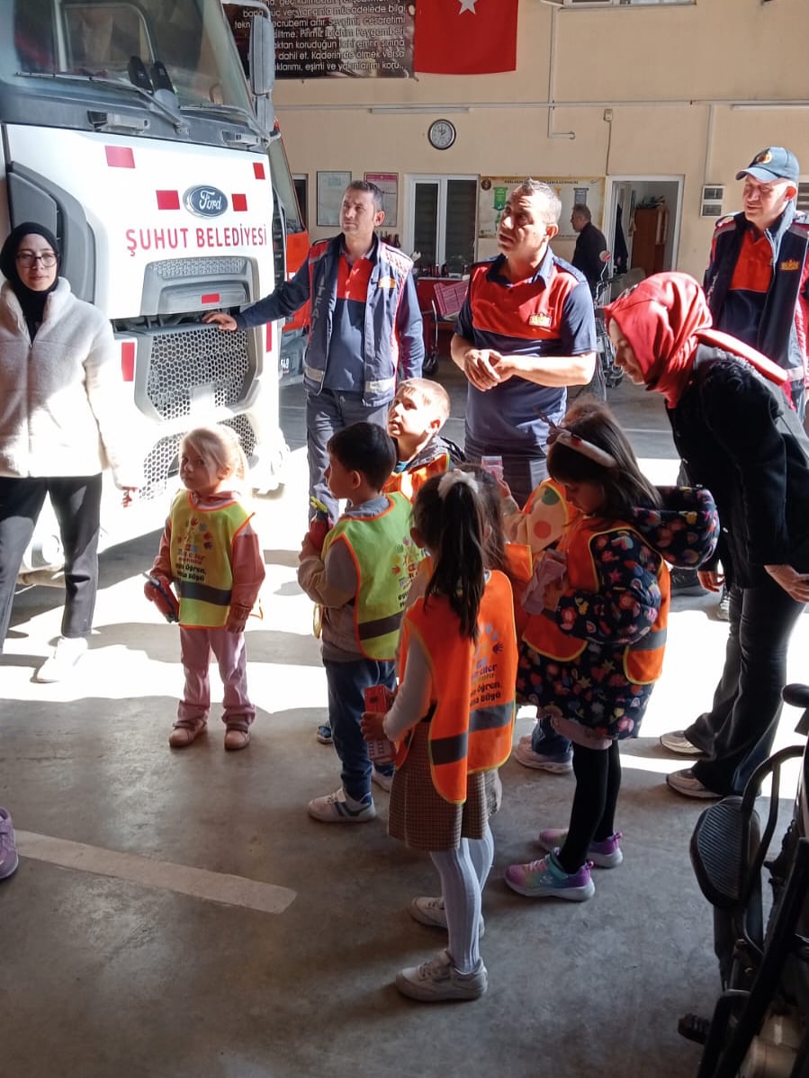 Şuhut'ta Minik Öğrenciler İtfaiye Haftası'nı İtfaiye Amirliği'nde Kutladı