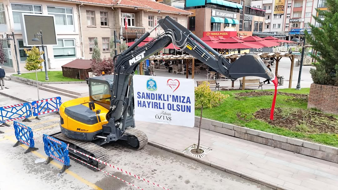 Sandıklı Belediyesi Hizmet Filolarını 9 Tonluk Ekskavatör ile Güçlendirdi