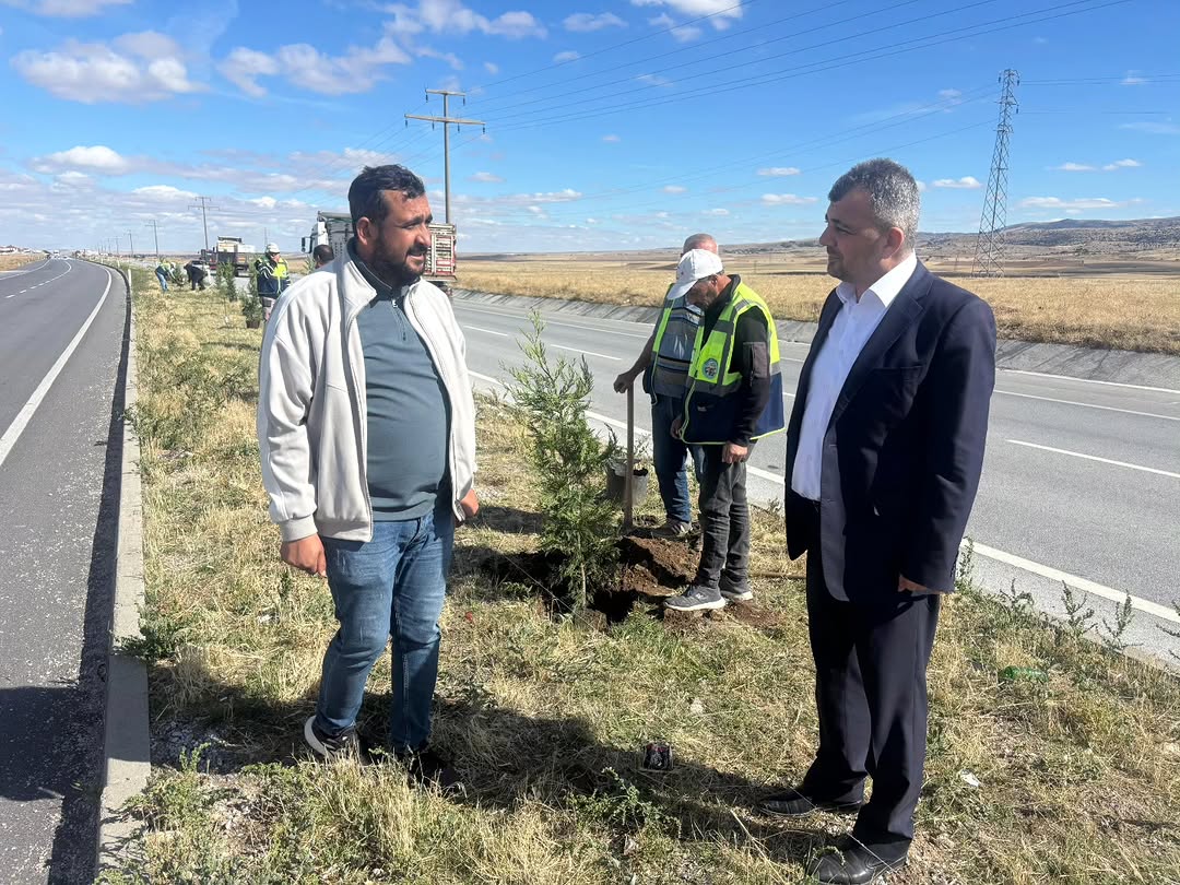 Emirdağ'da Çevreyolu Yeşilleniyor: 1500 Fidan Toprakla Buluşuyor