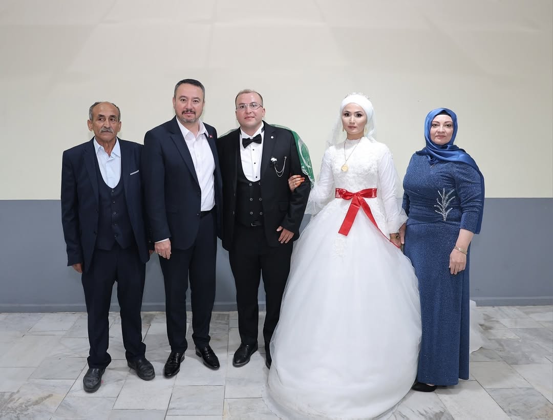 Sandıklı Belediyesi, Yeni Evlenen Çiftlerin Mutlu Gününde Yer Aldı