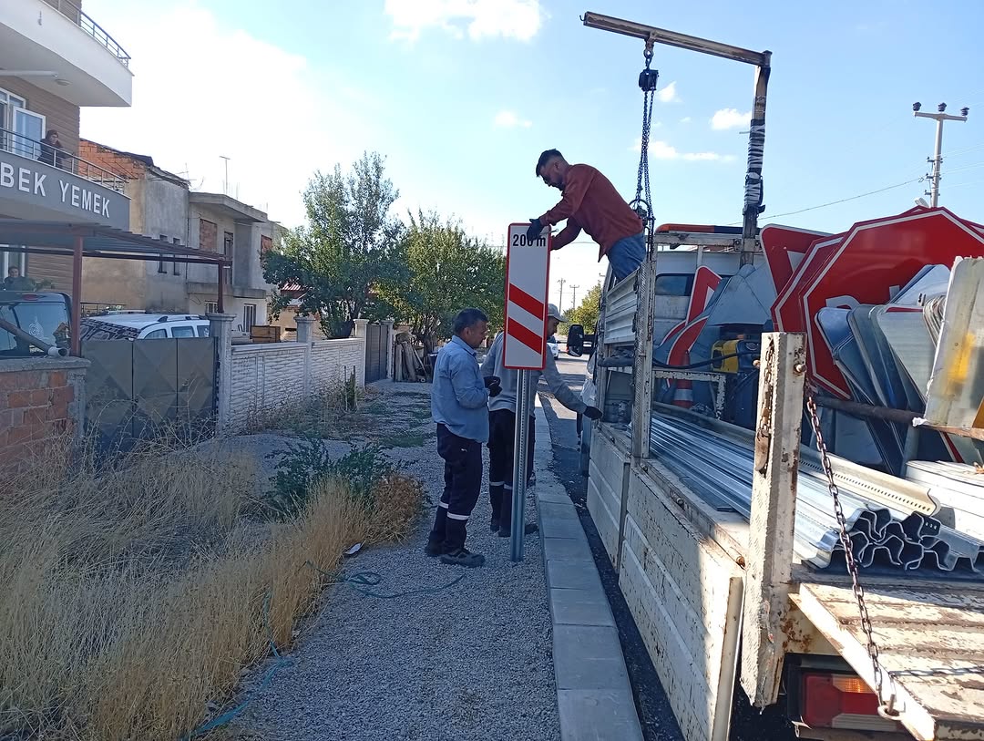 Sandıklı'da Hemzemin Geçitlerin Trafik Levhaları Yenilendi