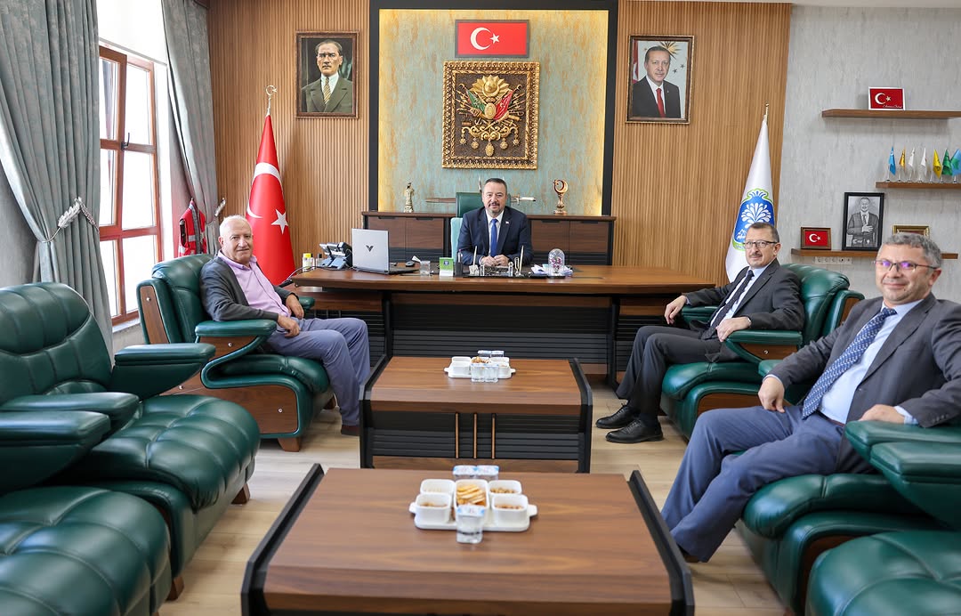 Sandıklı PTT Müdürü, Belediye Başkanı Adnan Öztaş'ı Makamında Ziyaret Etti