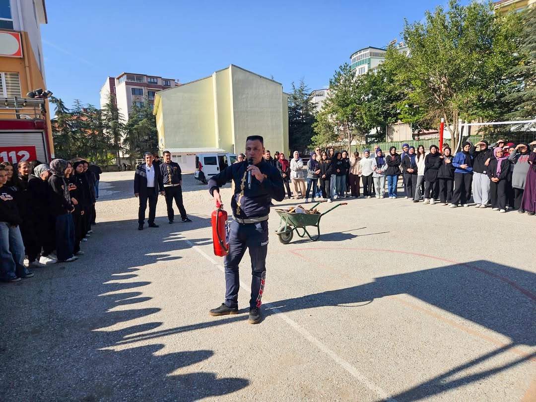 Sandıklı'da Öğrencilere Yangın Tatbikatı Eğitimi Verildi