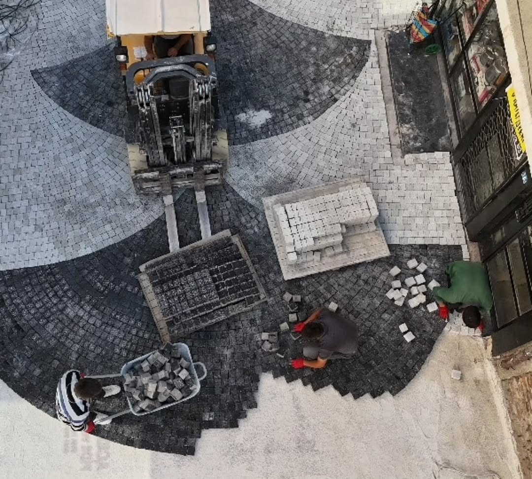 Emirdağ'da Cumhuriyet Meydanı'nda Yenileme Çalışmaları Hızla Devam Ediyor