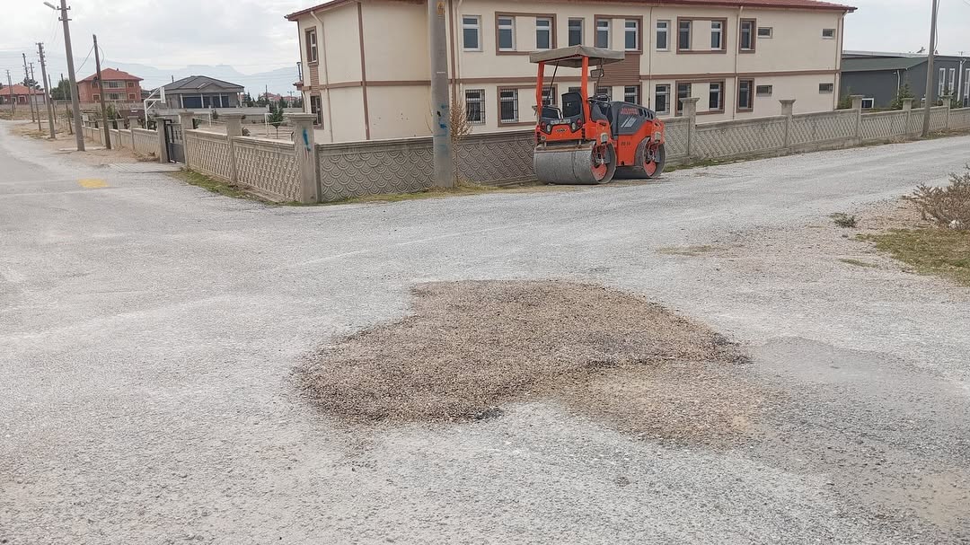 Bolvadin'de Karabağlar Mahallesi Yolları Soğuk Asfalt ile Yenileniyor