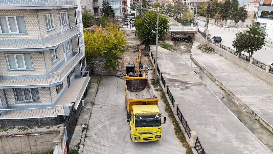 Emirdağ'da Çaydere Rıhtım Kenarına Yeni Asfalt Çalışması Başladı