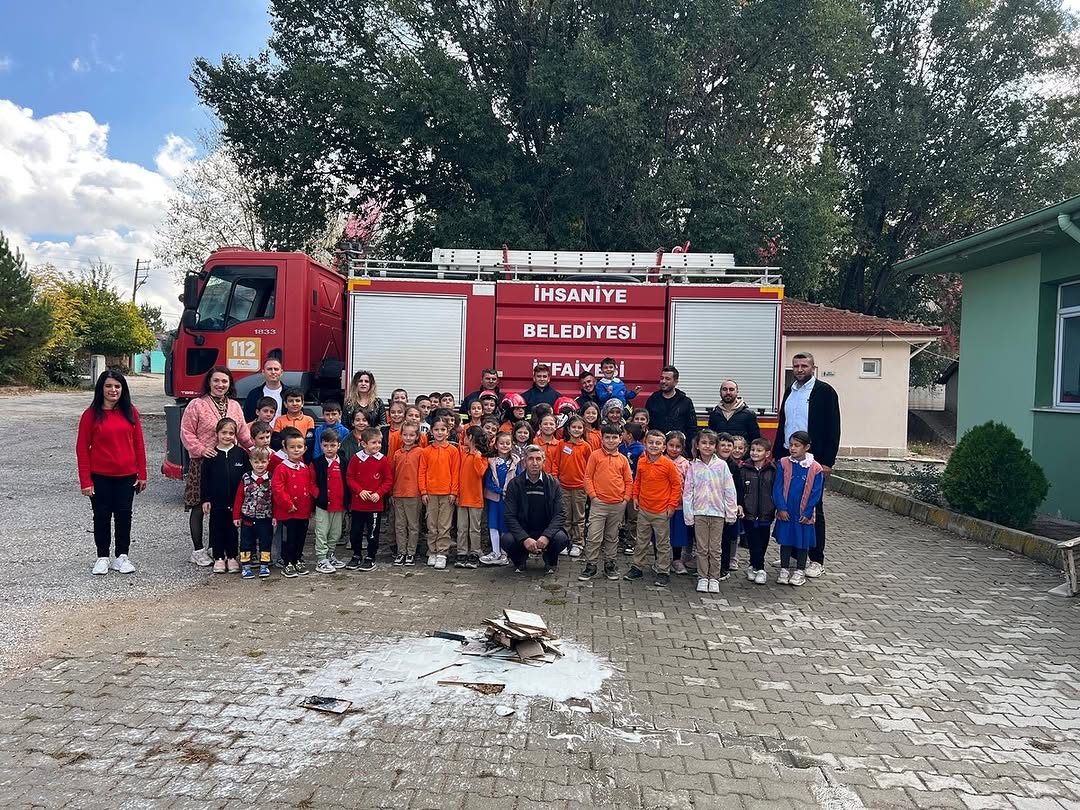 Afyonkarahisar İhsaniye'de Öğrencilere İtfaiye Eğitimi Verildi