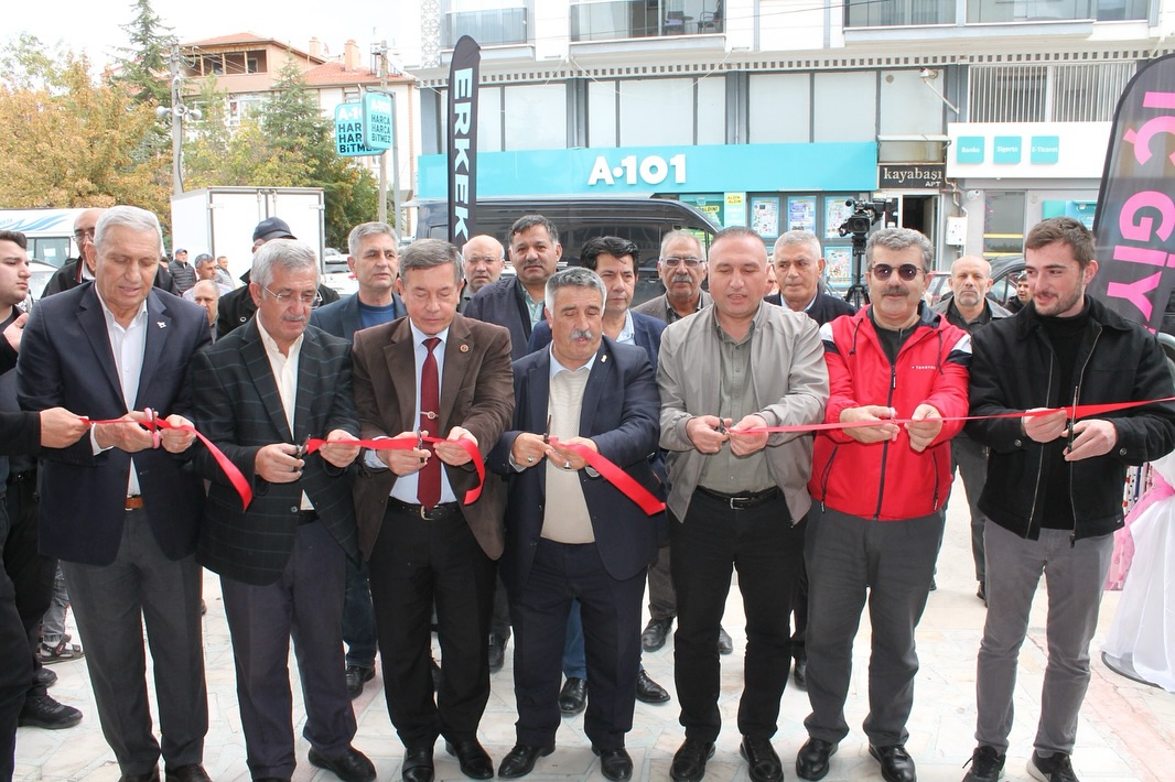 Çay Belediye Başkanı Kantartopu, Bolvadin'de Yeni Giyim Mağazasının Açılışında